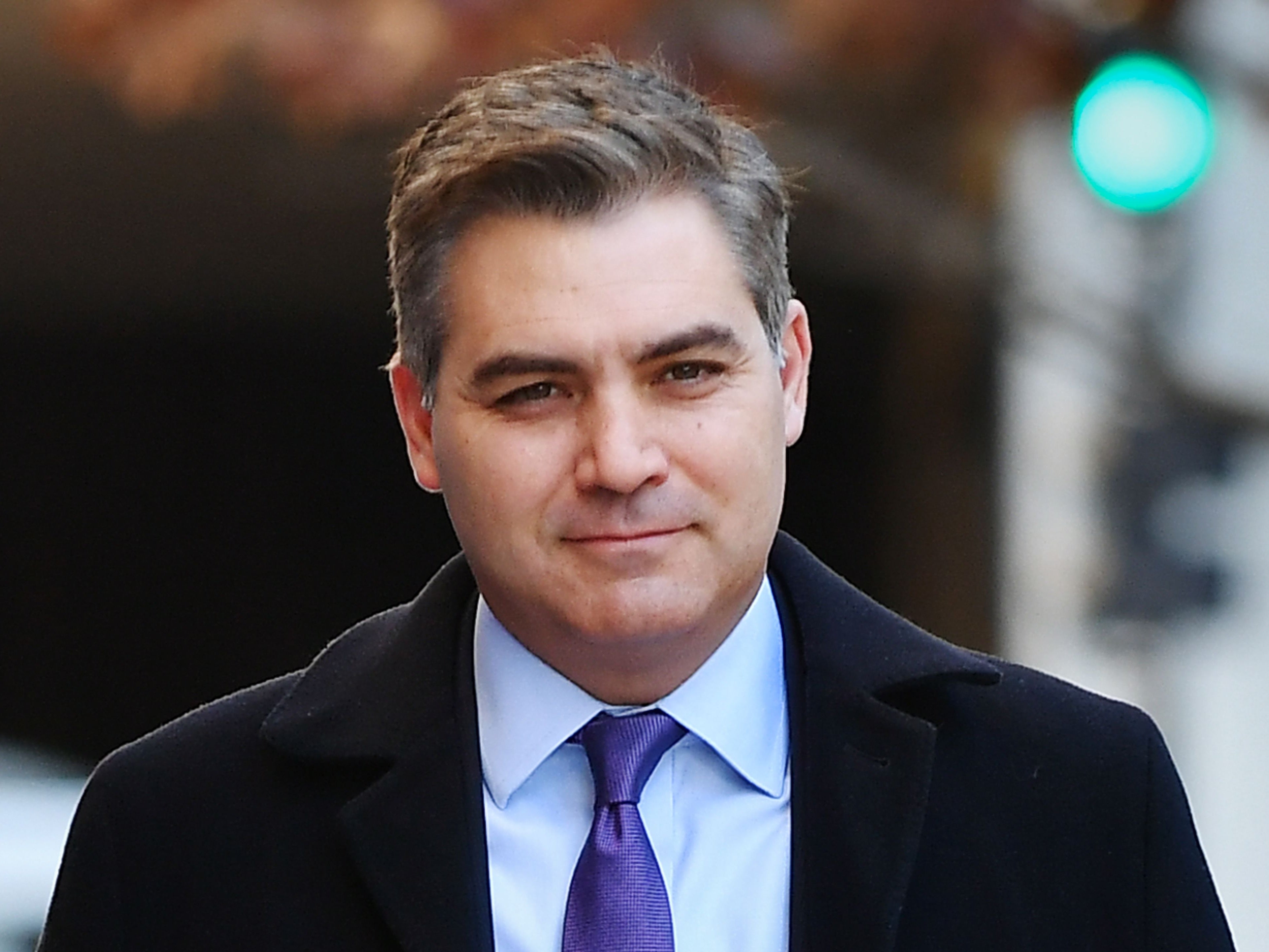 Jim Acosta de CNN usa una camiseta que detalla las historias de 2020 que cubrió mientras se vacunaba
