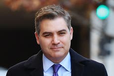 Jim Acosta de CNN usa una camiseta que detalla las historias de 2020 que cubrió mientras se vacunaba