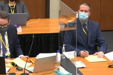 Testigo adolescente dice en juicio por asesinato que Derek Chauvin levantó su macana hacia ella mientras sometía a George Floyd