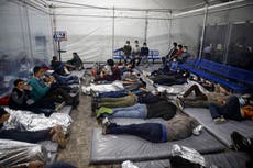 Migrantes hacinados en centro de detención de Texas