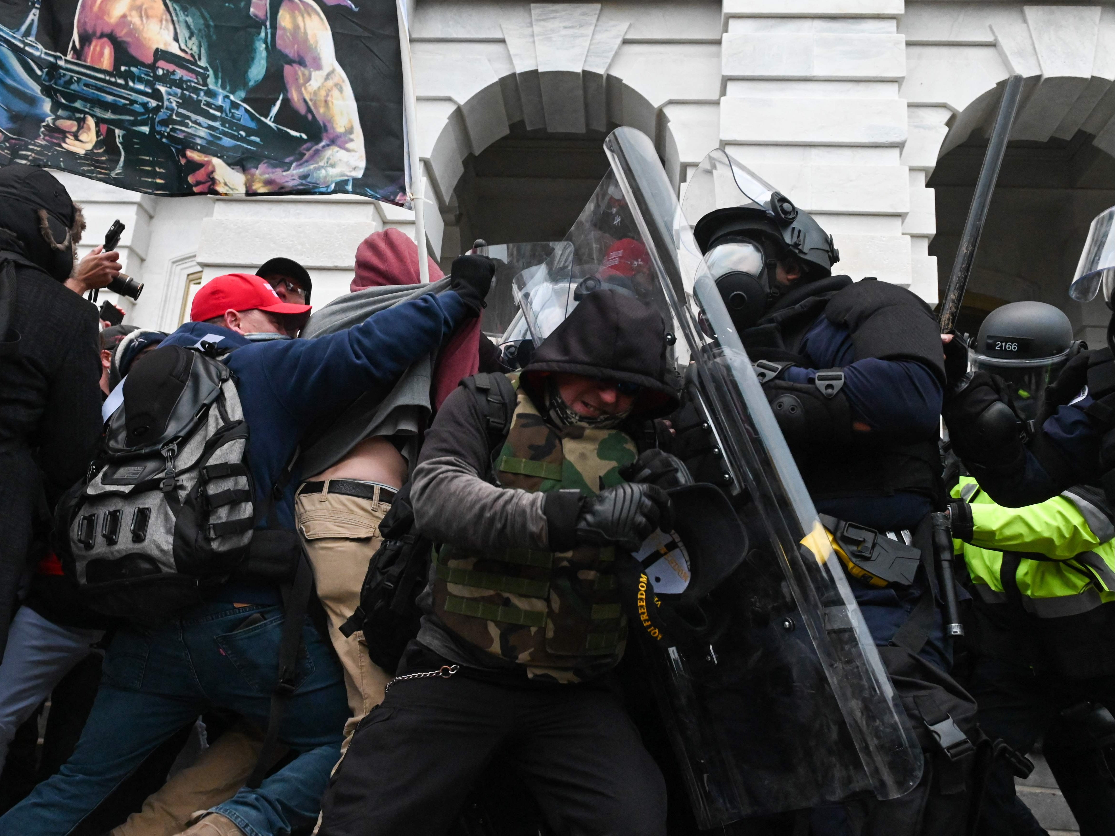 Dos agentes de la policía del Capitolio demandarán a Trump por disturbios y “graves daños emocionales”