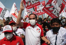 Perú: El candidato presidencial que insiste en tratar el COVID-19 con aguardiente y sal