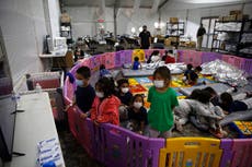 Nuevas fotos muestran a niños migrantes apiñados en un solo corralito en la frontera entre Estados Unidos y México