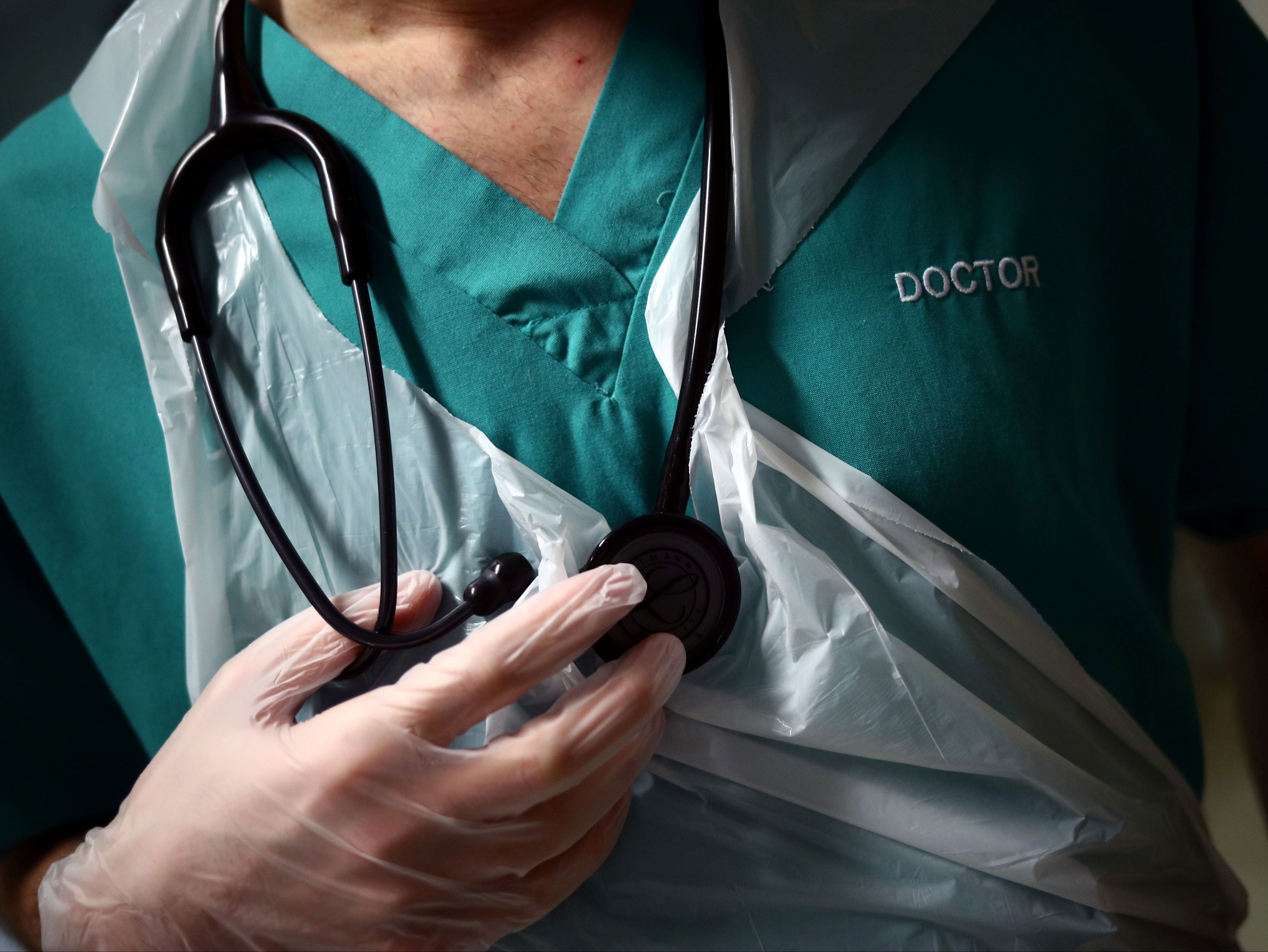 Hospitales se les pidió que eliminaran el químico “Fenol” después de que pacientes niños y adultos resultaran con quemaduras cuando se inyectaron por error