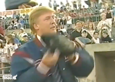 Republicanos usan un video de hace 17 años de Trump para afirmar que realizó un primer lanzamiento en MLB