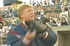 Republicanos usan un video de hace 17 años de Trump para afirmar que realizó un primer lanzamiento en MLB