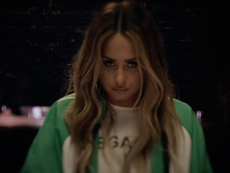Demi Lovato recrea la noche de una sobredosis casi fatal en el video musical de “Dancing With the Devil”