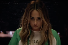 Demi Lovato recrea la noche de una sobredosis casi fatal en el video musical de “Dancing With the Devil”