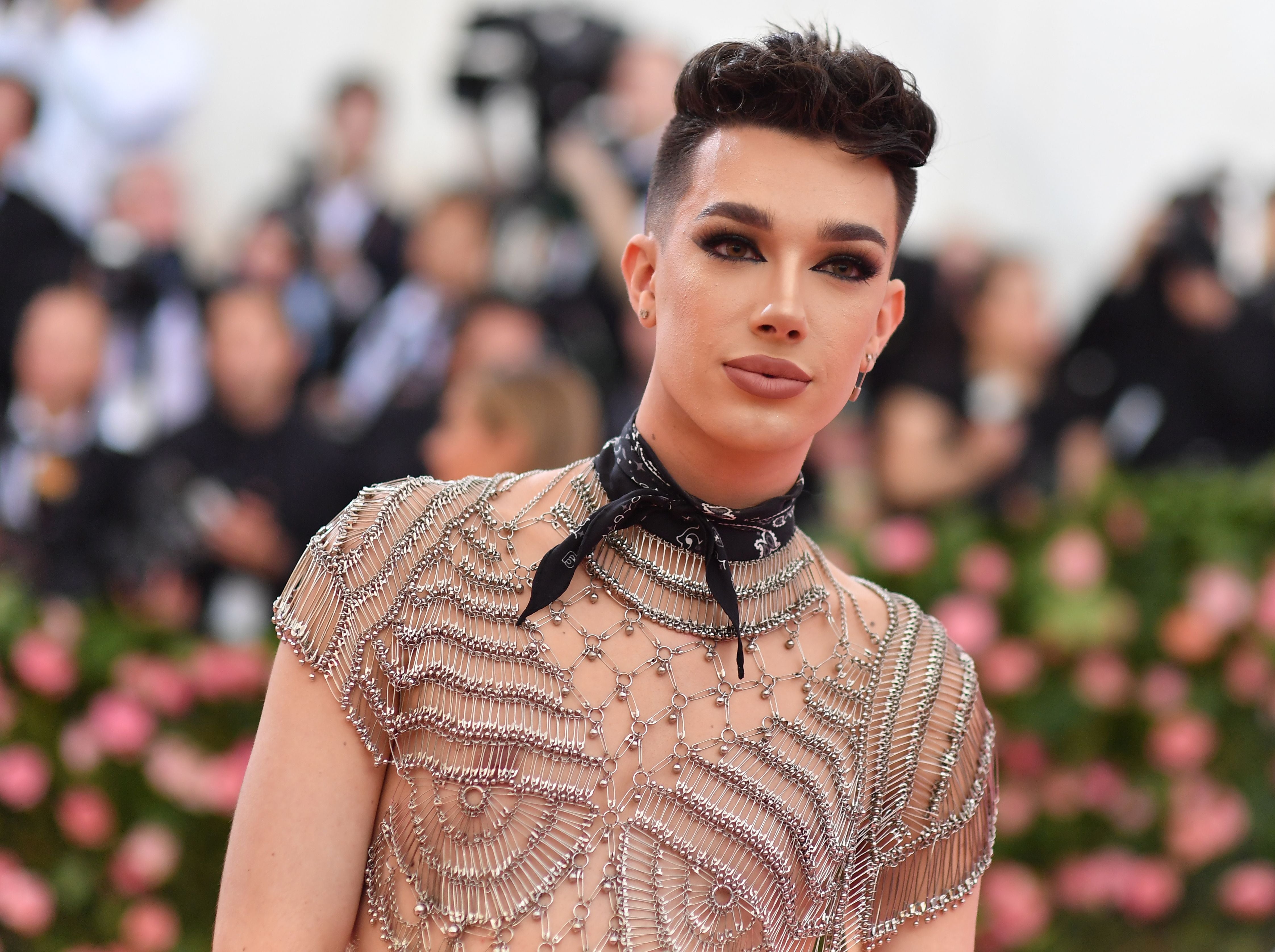 James Charles: La estrella de YouTube admite haber enviado mensajes a niños menores de edad