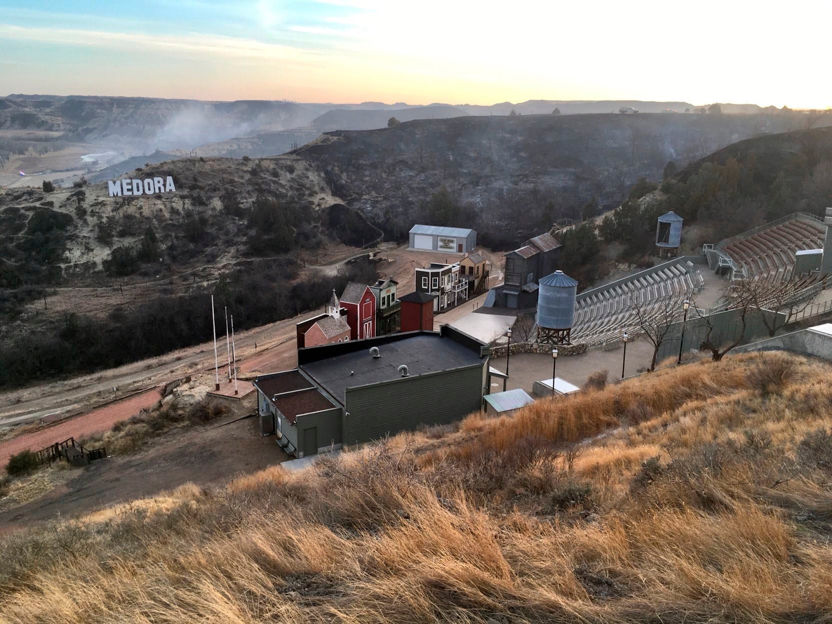 Dakota del Norte: Turística ciudad de Medora es evacuada por incendios forestales