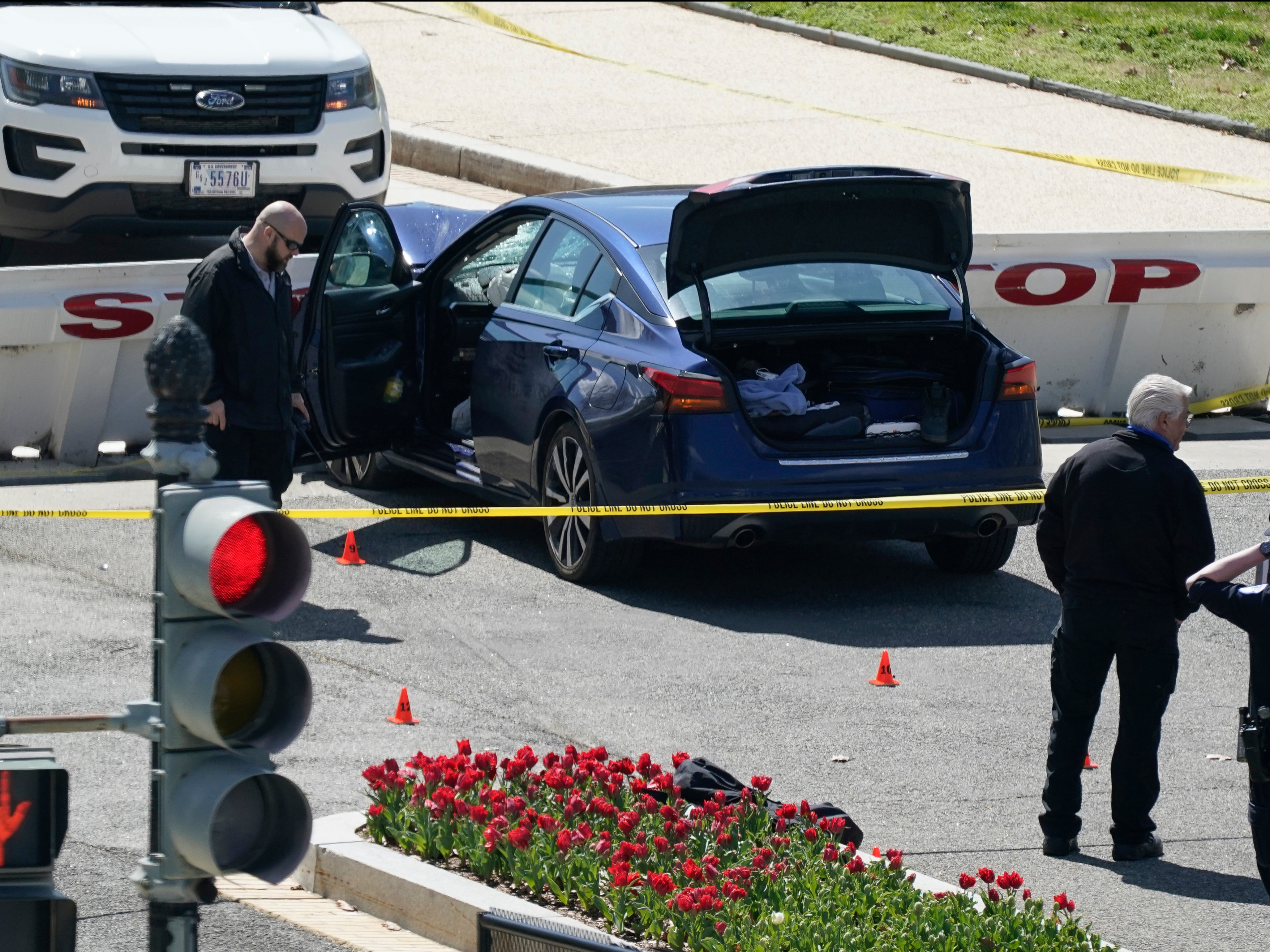 Nuevo ataque al Capitolio deja un oficial muerto y trae recuerdos escalofriantes de la insurrección del 6 de enero