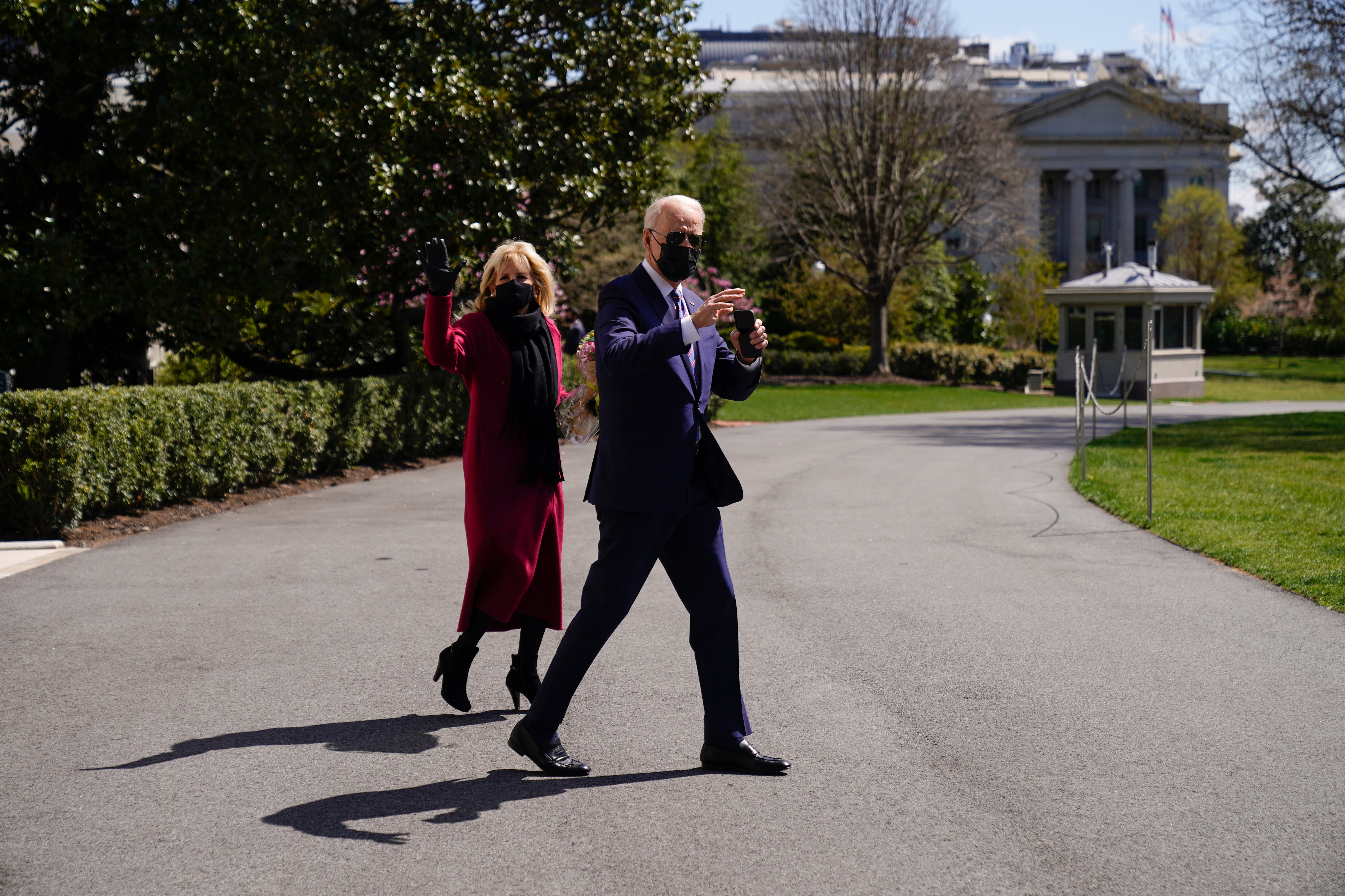 El presidente Biden levanta sanciones impuestas por Trump a funcionarios de la corte internacional