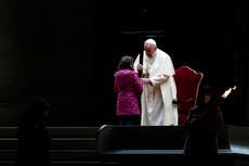 En misa por Viernes Santo, el Papa escucha a niños hablar de las pérdidas causadas por la pandemia