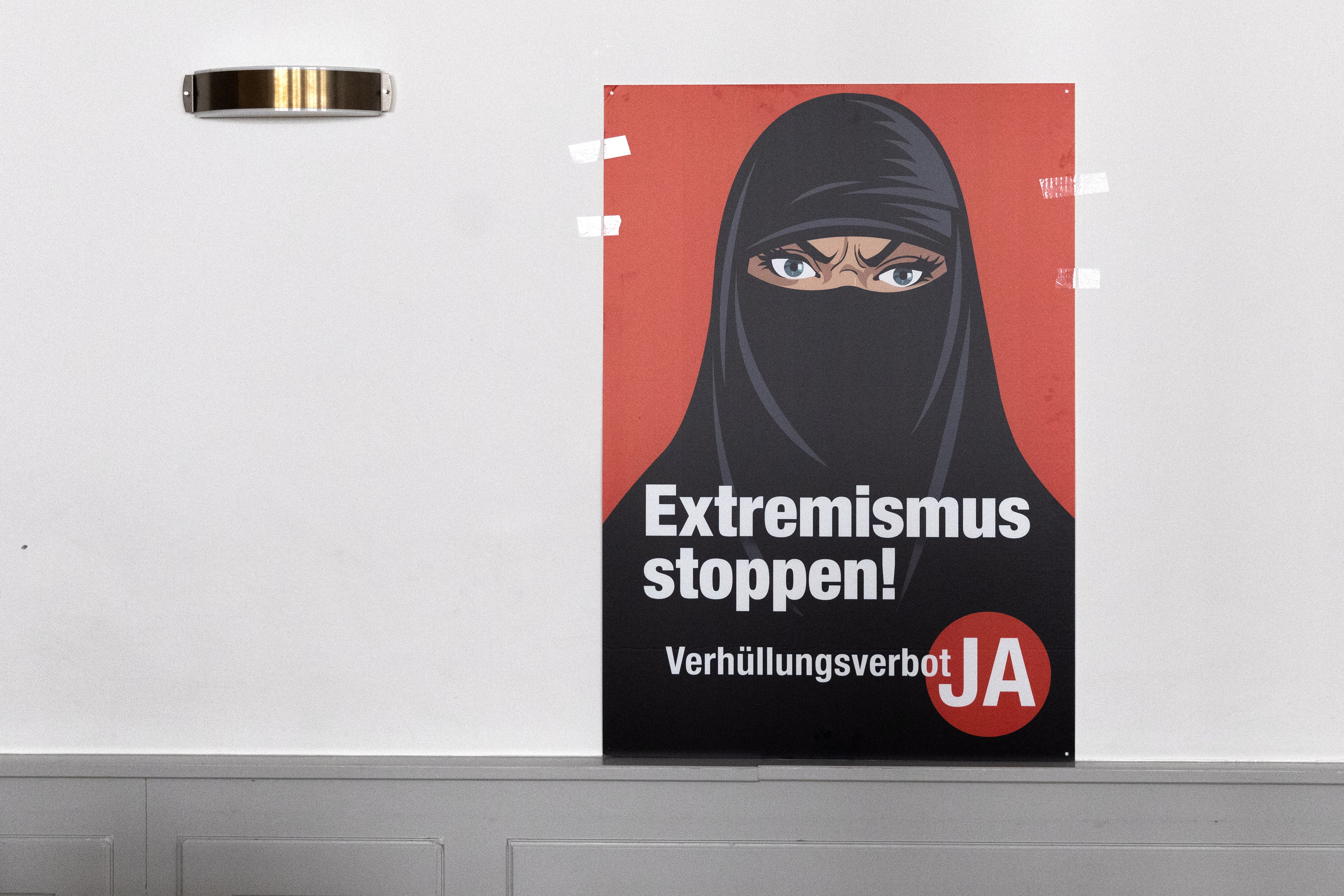 Mujeres musulmanas temen ser atacadas después de que Suiza prohibiera el burka en público