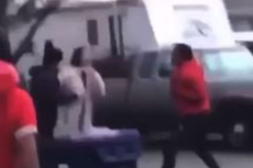 Arrestan a un adolescente por agredir a pareja asiática que quedó grabado en video viral