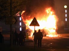 Policía atacada con bombas de gasolina en disturbios en Irlanda del Norte