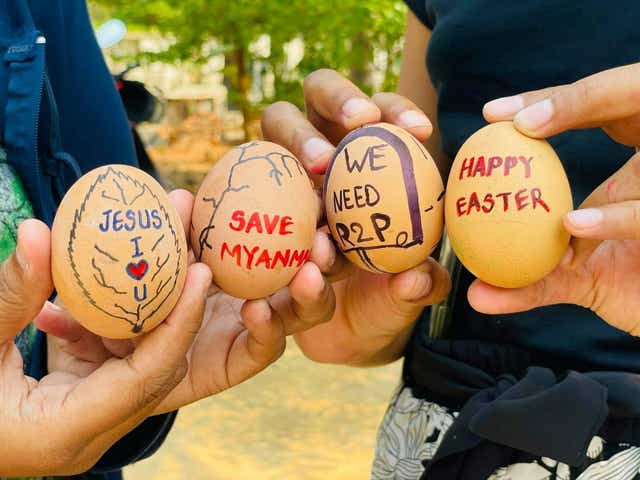<p>Los huevos de Pascua están pintados con lemas de las protestas contra el golpe militar, en Mandalay, Myanmar, el 3 de abril de 2021 en esta imagen obtenida por Reuters de las redes sociales.</p>