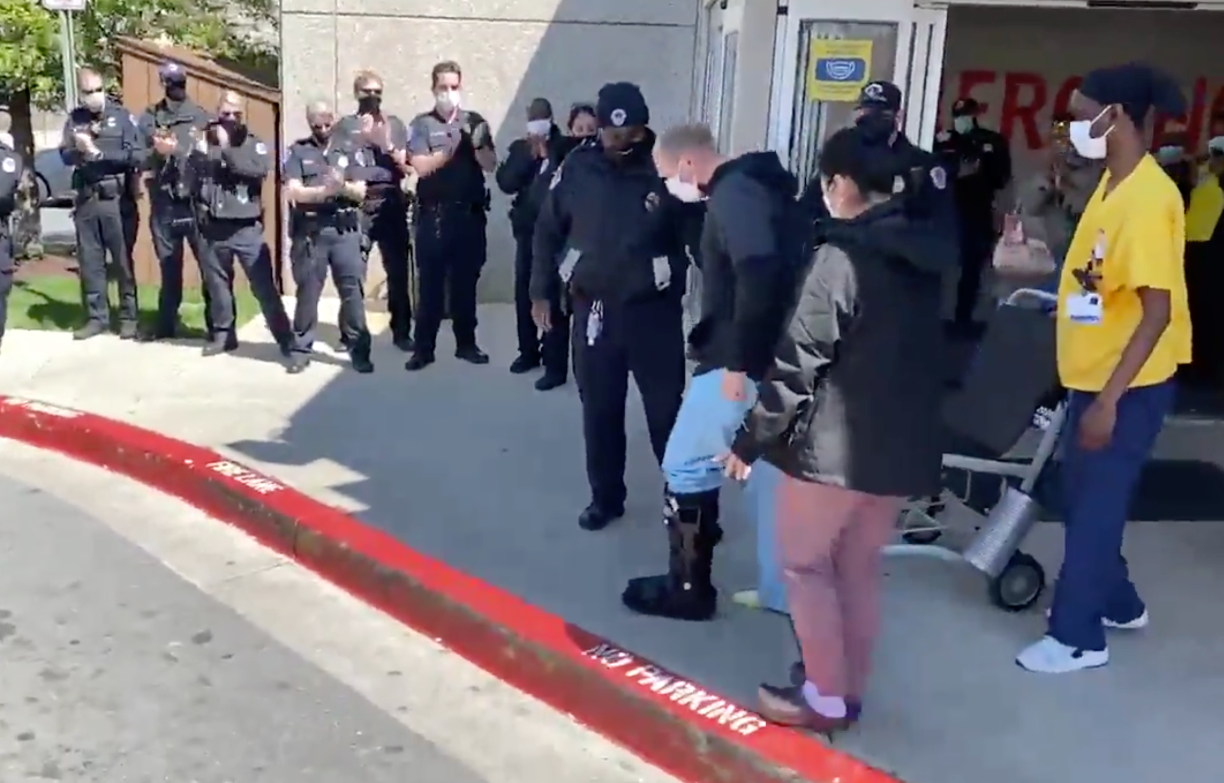 Oficial herido en ataque al Capitolio ya fue dado de alta del hospital mientras legisladores debaten medidas de seguridad
