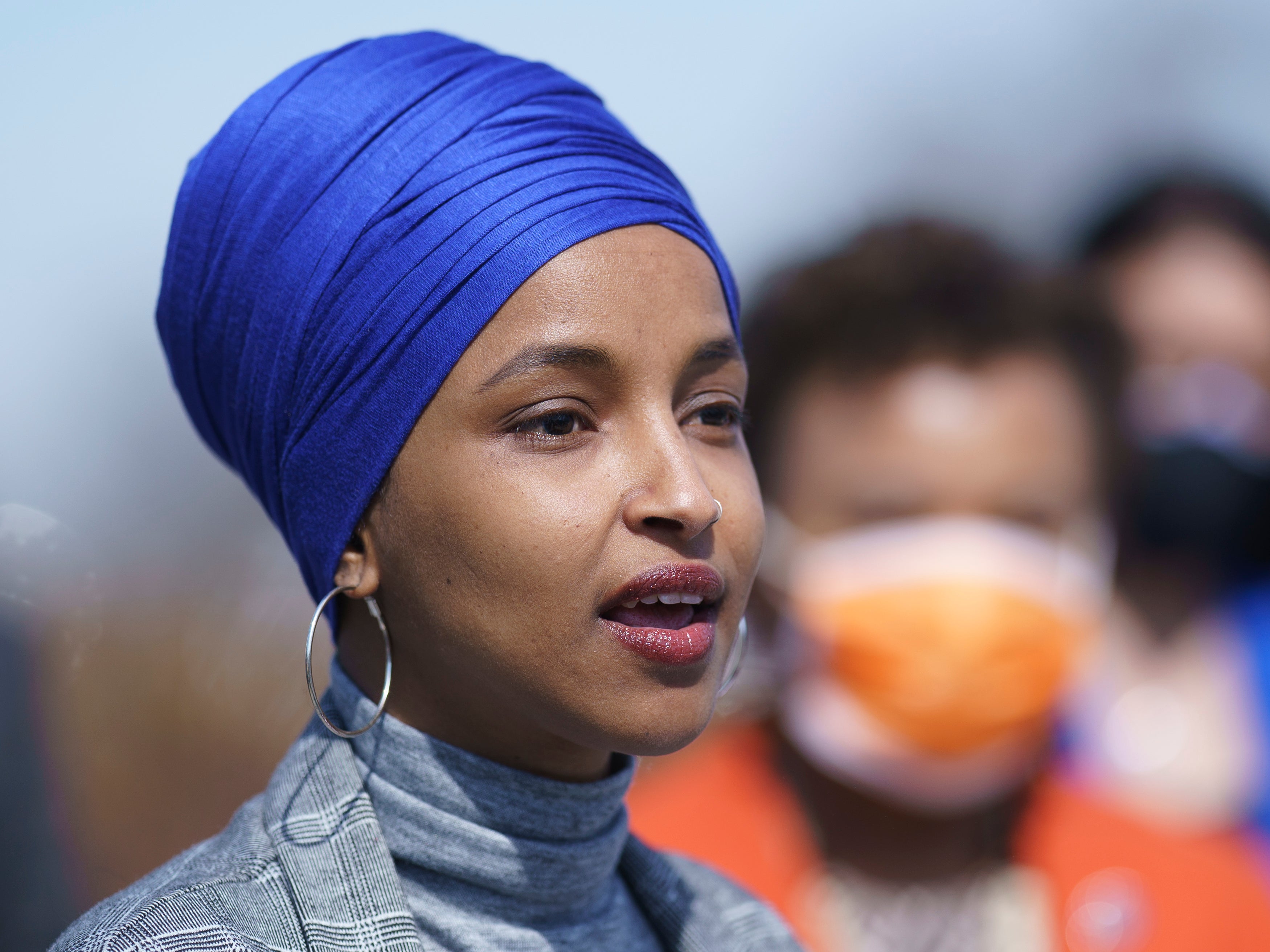 La representante Ilhan Omar y otros demócratas hablan con los periodistas sobre la cancelación del alquiler y la hipoteca, en el Capitolio de Washington, el jueves 11 de marzo de 2021.