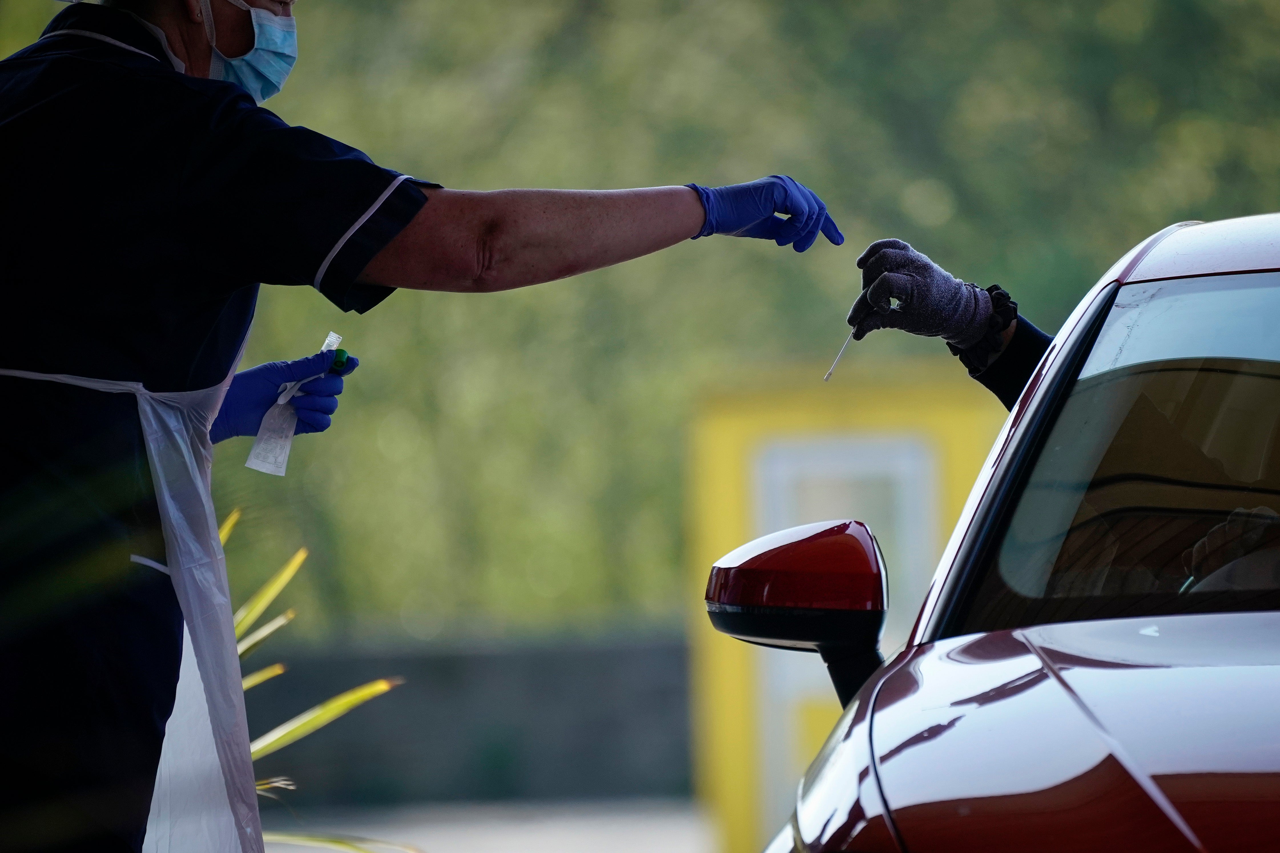 A todos en Inglaterra se les ofrecerán dos pruebas rápidas de COVID a la semana para detener nuevos brotes