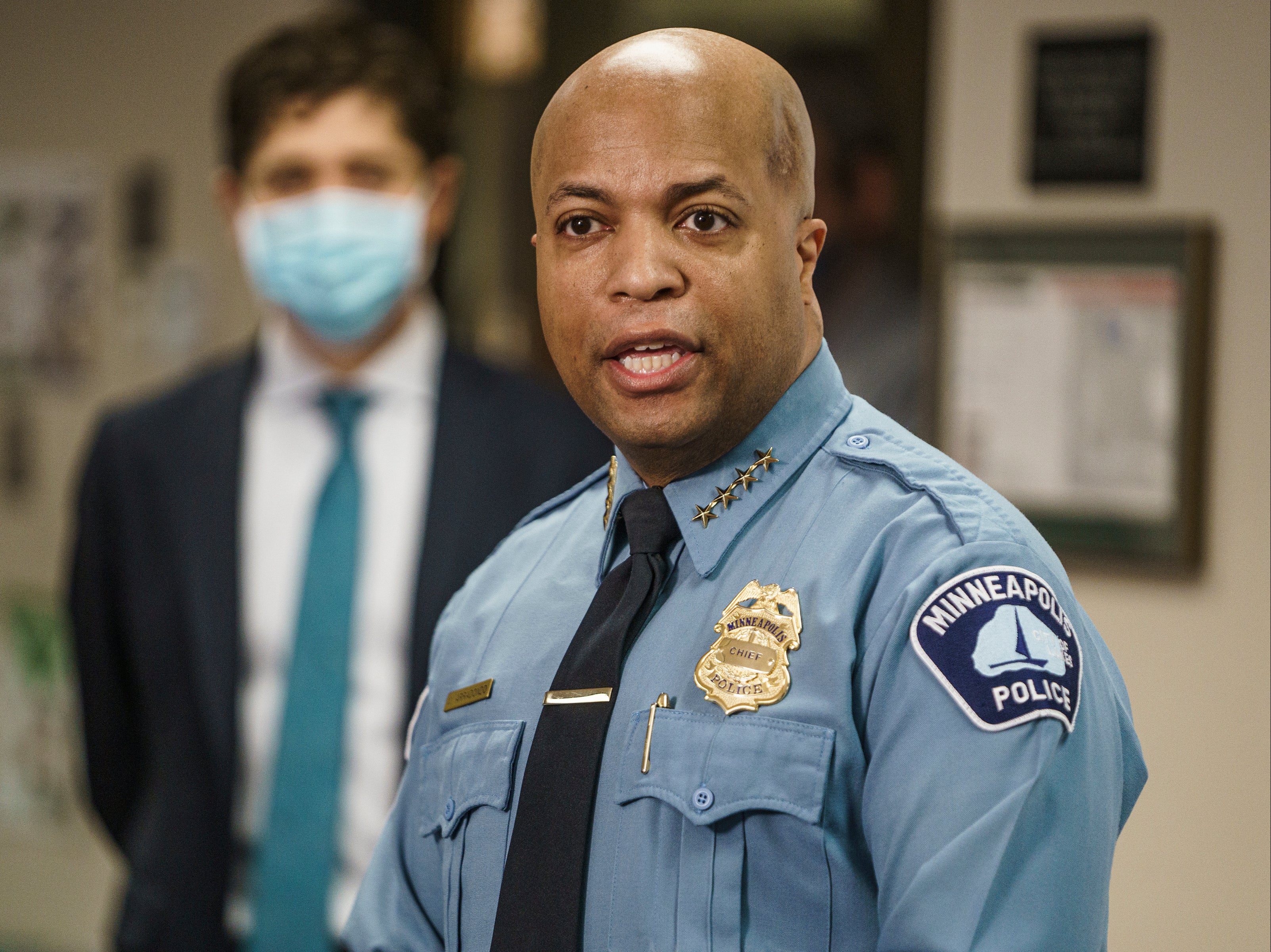 “Eso no es lo que enseñamos”: Jefe de policía declara que las acciones de Derek Chauvin son injustificables