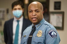 “Eso no es lo que enseñamos”: Jefe de policía declara que las acciones de Derek Chauvin son injustificables