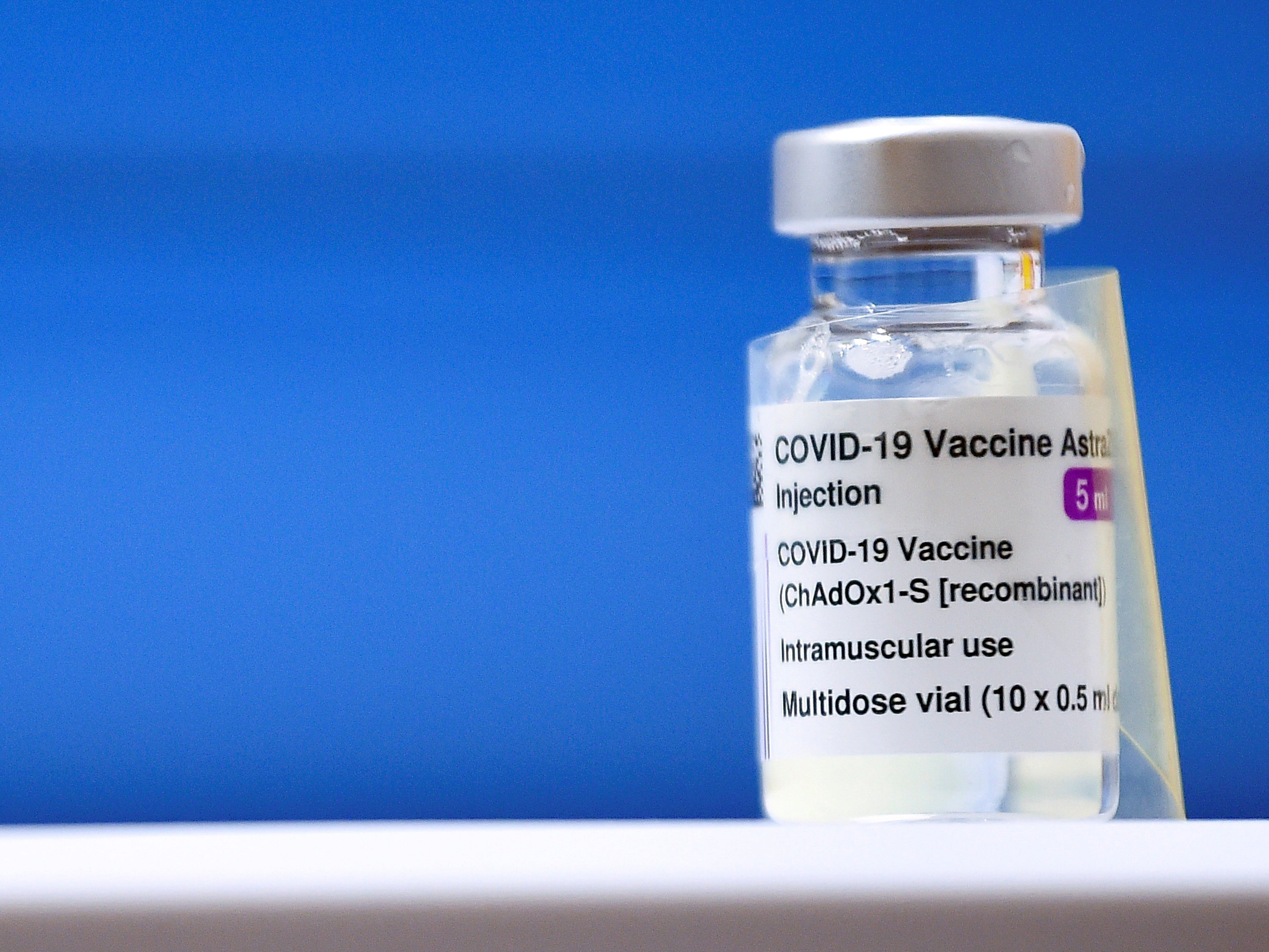 Riesgo de coágulos de sangre de la vacuna Oxford parece estar relacionado con los pacientes más jóvenes, dice Neil Ferguson