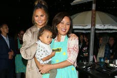 La madre de Chrissy Teigen dedica un nuevo libro de cocina a su nieto Jack