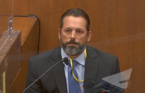 Derek Chauvin rompió las reglas al arrodillarse sobre el cuello de George Floyd, dice su excolega