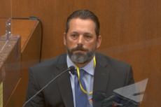 Derek Chauvin rompió las reglas al arrodillarse sobre el cuello de George Floyd, dice su excolega