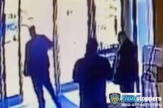 Despiden a porteros de edificio de Nueva York por no brindar ayuda a una mujer asiática-estadounidense que era agredida