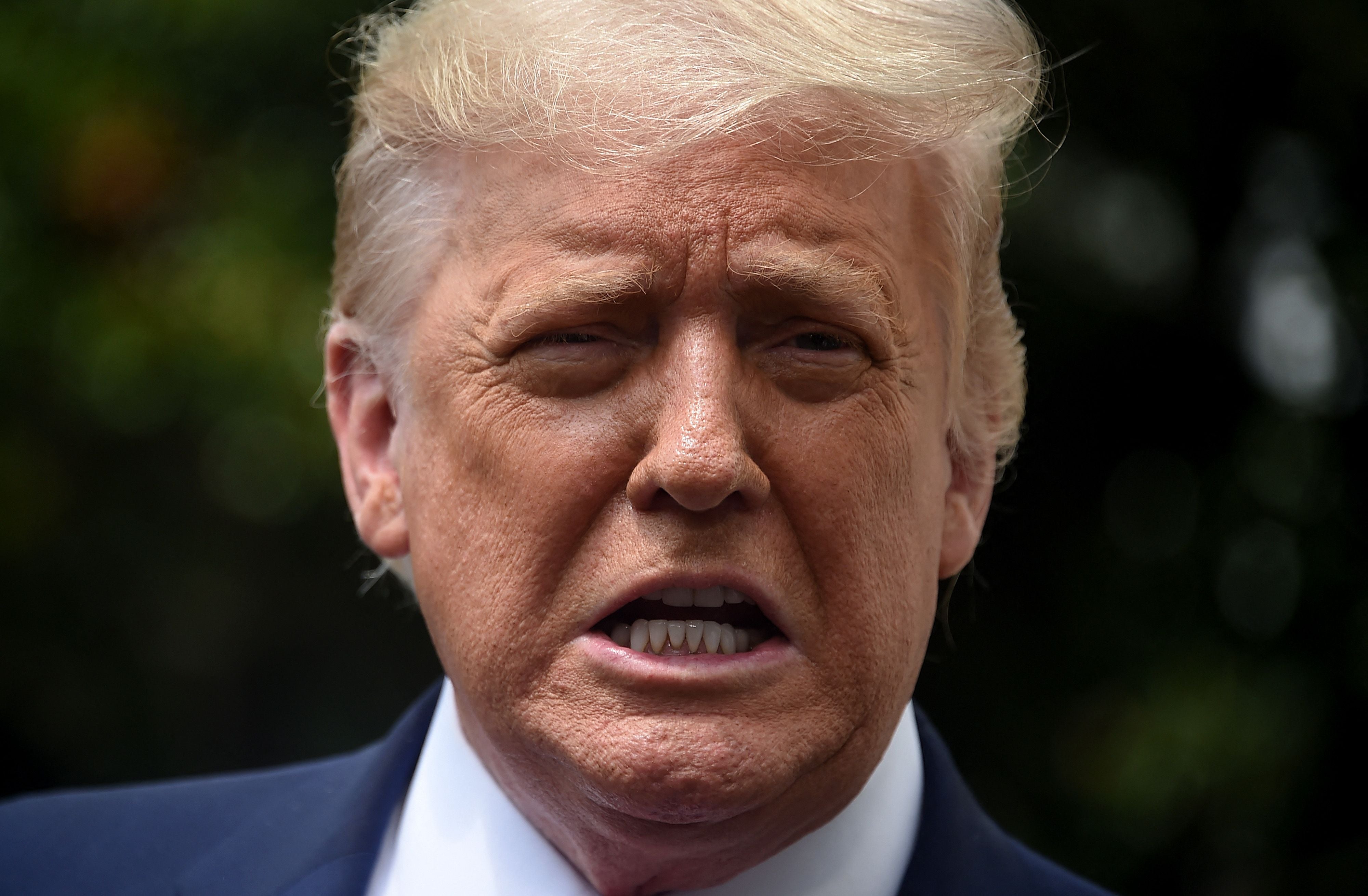 Trump se queja de que la ley de votación de Georgia no haga lo suficiente para restringir el acceso a las boletas