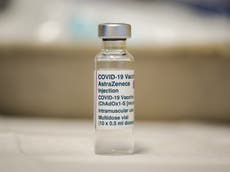 Vacuna AstraZeneca: coágulos de sangre inusuales, efecto secundario “muy raro” de la inyección, según una revisión de la EMA