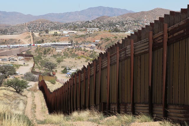 <p>Una valla separa las ciudades de Nogales, Arizona (L) y Nogales, Sonora México, un punto de cruce frecuente para las personas que ingresan ilegalmente a los Estados Unidos, el 2 de junio de 2010 en Nogales, Arizona. Durante el año fiscal 2009, 540,865 inmigrantes indocumentados fueron detenidos entrando ilegalmente a los Estados Unidos a lo largo de la frontera con México, 241,000 de ellos fueron capturados en el tramo de 262 millas de la frontera conocido como el Sector de Tucson. </p>
