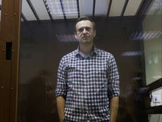 Alexei Navalny sufre lesiones en la columna y pierde sensibilidad en las manos, dijeron abogados