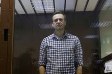 Alexei Navalny sufre lesiones en la columna y pierde sensibilidad en las manos, dijeron abogados