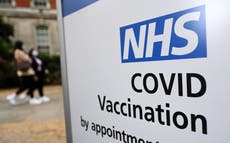 NHS cancelará vacunas para menores de 30 años tras cambios en el consejo de AstraZeneca