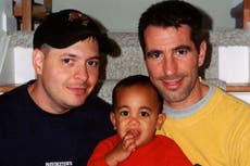 Pareja que encontró a bebé abandonado en el metro de Nueva York revela cómo lo criaron como si fuera suyo