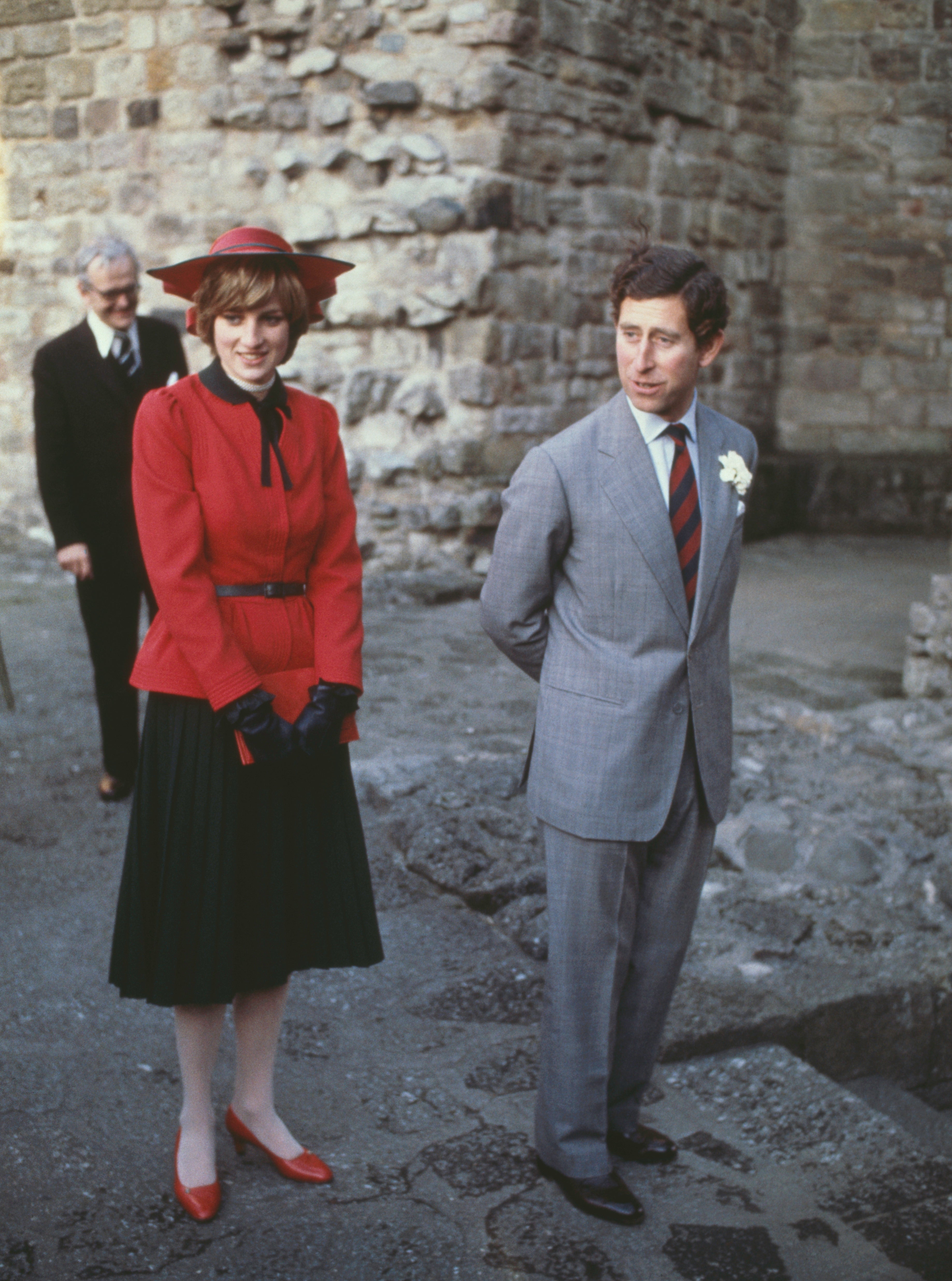 El príncipe Carlos y Diana en el castillo de Caernarvon durante una gira oficial por Gales en octubre de 1981