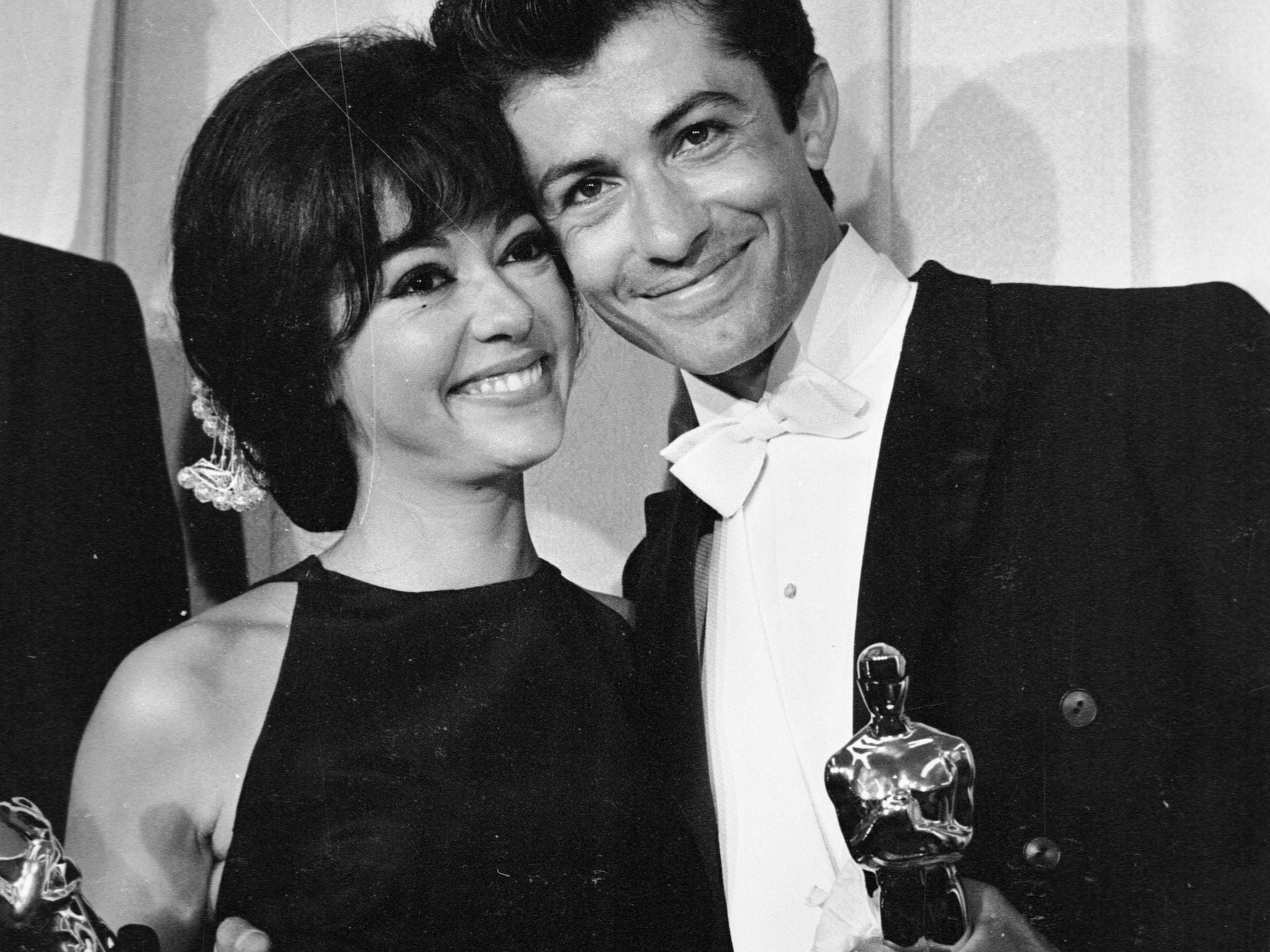 Rita Moreno y George Charkis con sus premios Óscar