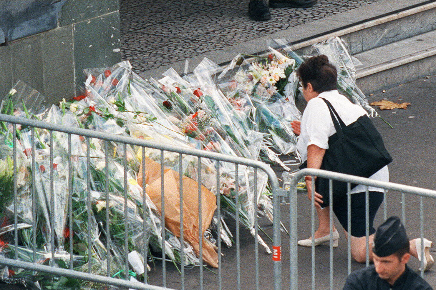 Una mujer coloca flores frente al hospital Pitie Salpetriere de París, donde Diana fue ingresada tras el accidente mortal