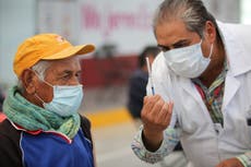 México: Jóvenes se disfrazan de adultos mayores para recibir vacuna COVID-19