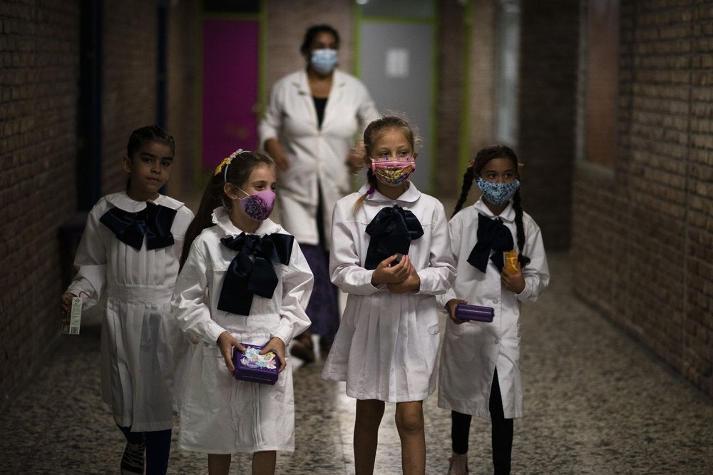 Uruguay: Lacalle Pou descarta cierre de bares y restaurantes