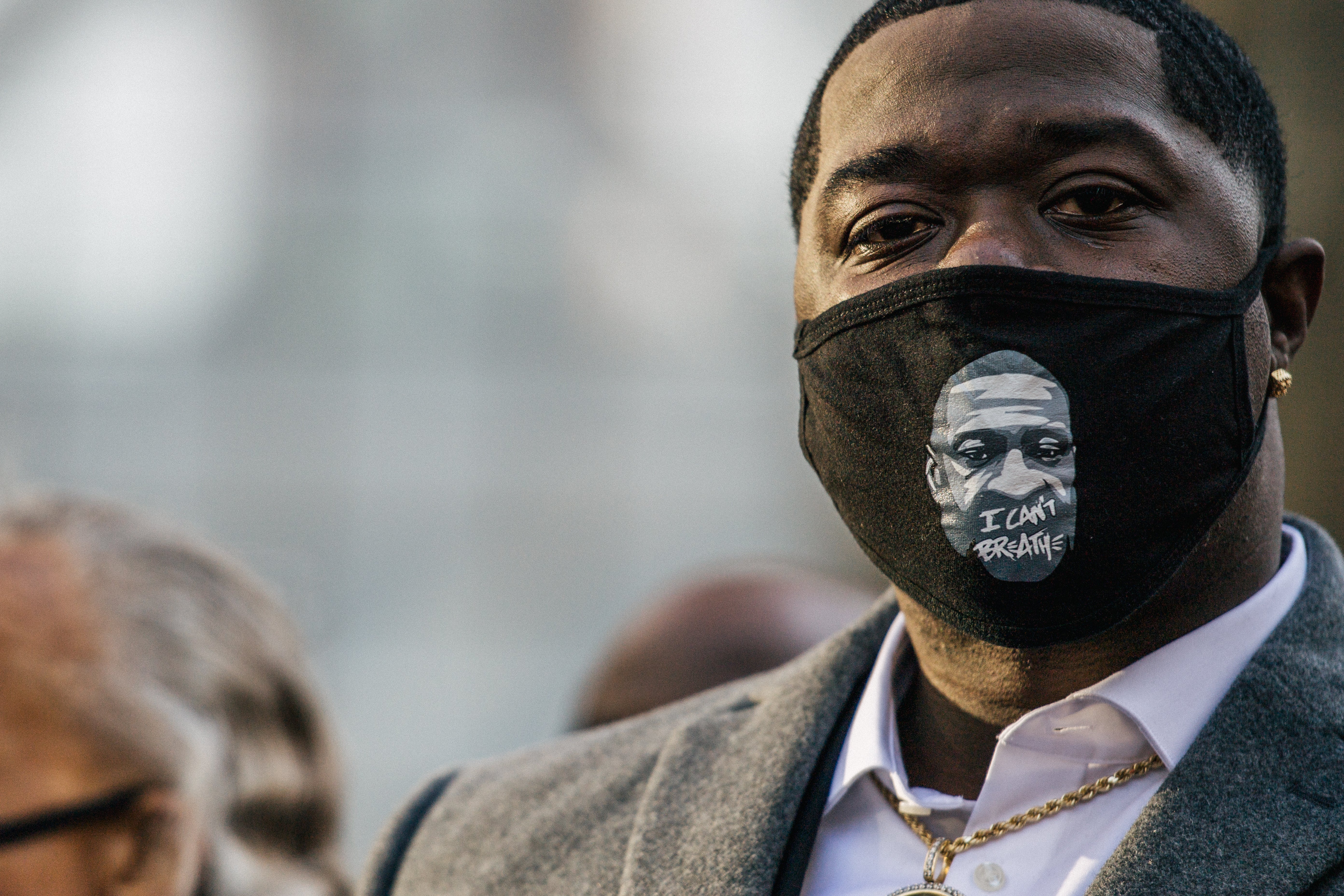 George Floyd murió “porque no tenía oxígeno en su cuerpo”, dice el segundo experto médico forense