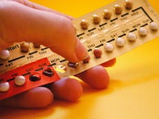 Expertos advierten por comparación de riesgos de la vacuna AstraZeneca con píldoras anticonceptivas