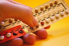 Expertos advierten por comparación de riesgos de la vacuna AstraZeneca con píldoras anticonceptivas