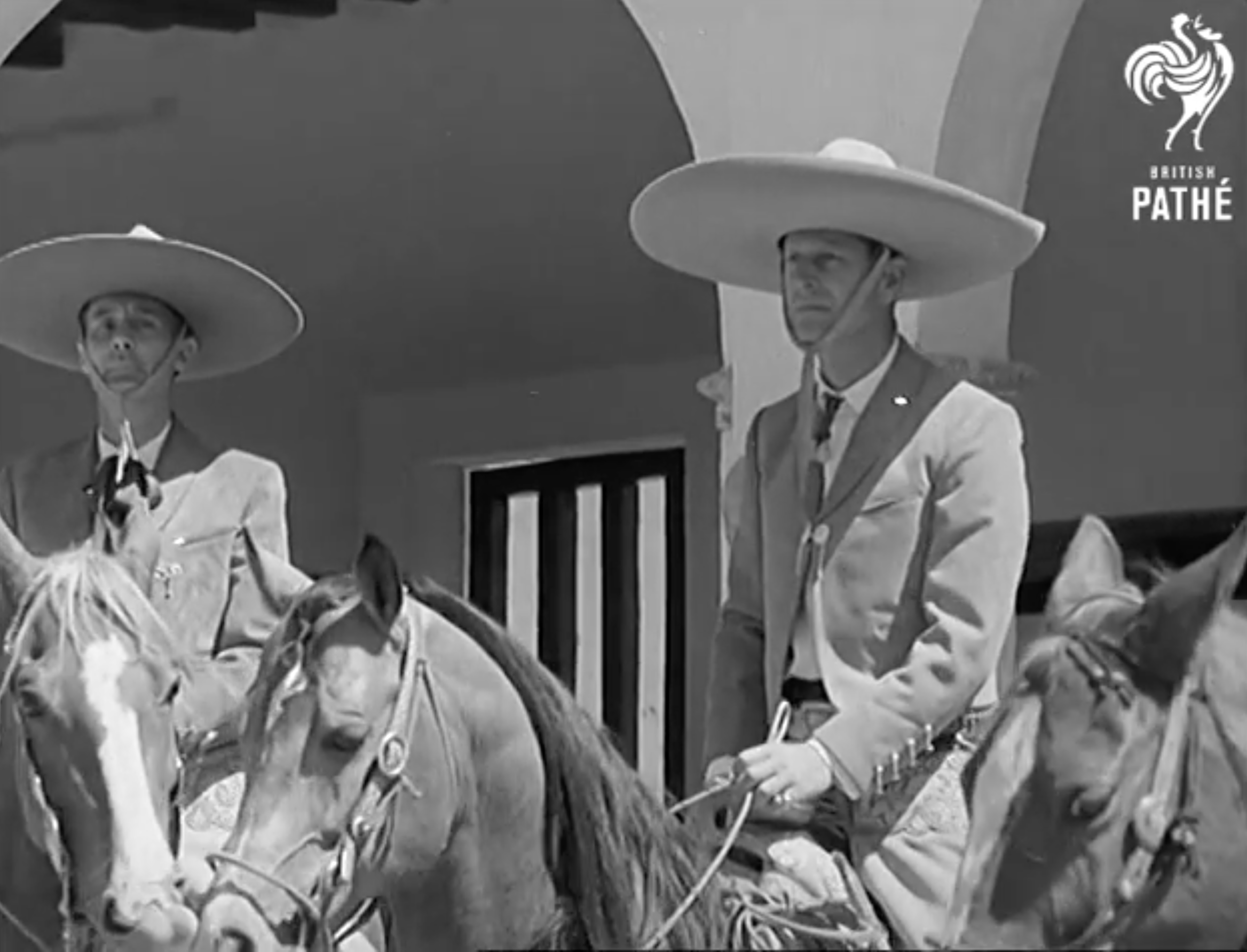 En 1964 el Príncipe Felipe realizó una visita en solitario al país azteca. Ahí disfrutó de una presentación especial de ballet folclórico, participó en un torneo de polo e incluso portó el traje de charro.