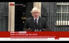 Boris Johnson rinde homenaje al príncipe Felipe tras su muerte 