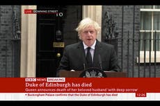 Boris Johnson rinde homenaje al príncipe Felipe tras su muerte