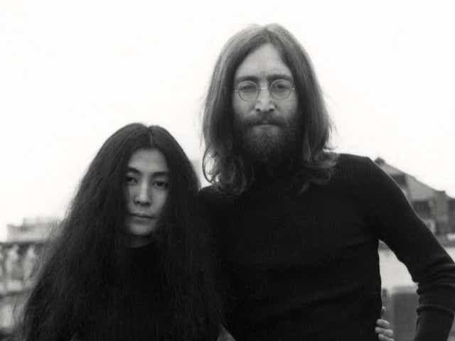 Yoko Ono y John Lennon en París